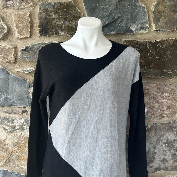 Joan Vass Studio Women's Black/Gray Color Block Asymmetrical Sweater Size Medium - Picture 2 of 8